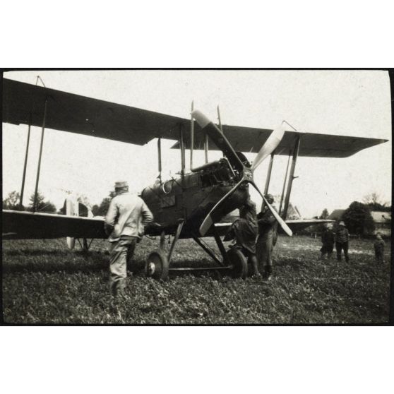 Avion anglais B.I. ayant atterri sur le terrain de mon escadrille à Catigny le 20 mai 1917. Deux généraux à bord. [légende d'origine]