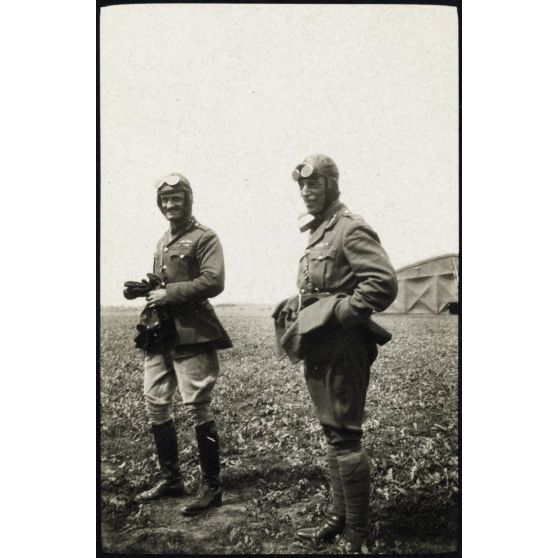 Les deux généraux anglais ayant atterri à la N. 79 le 20 mai 1917. [légende d'origine]