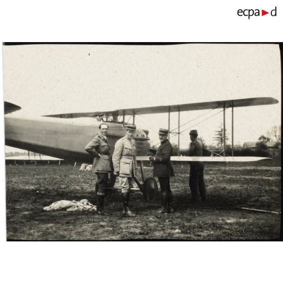 [Luc Pupat et pilotes devant un  avion sur le terrain de Catigny].