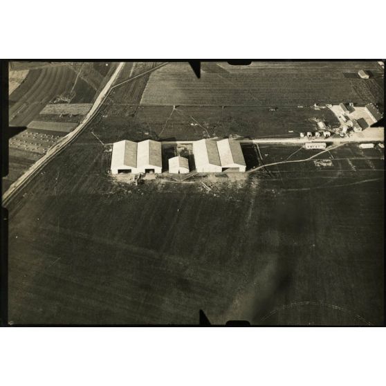 Camp d'aviation avec ses hangars et ses baraquements. Dehors quelques appareils Morane, Caudron et Farman. Photo prise par moi il y a plus d'un mois. [légende d'origine]