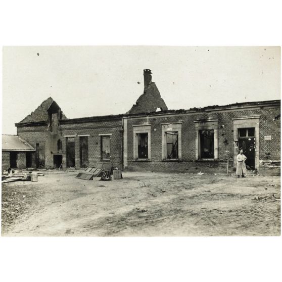 Grosse ferme de Catigny [cantonnement de l'escadrille N.79] détruite par un incendie le … [légende d'origine]