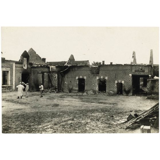 Grosse ferme de Catigny [cantonnement de l'escadrille N.79] détruite par un incendie le … [légende d'origine]