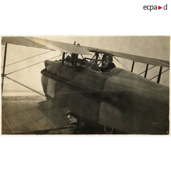 Lieutenant Luc-Pupat sur un Spad avant le départ pour un premier vol sur cet appareil. [légende d'origine]