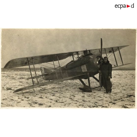 Lieutenant Luc-Pupat au retour de son premier vol sur un Spad - roue de l'appareil brisée. [légende d'origine]
