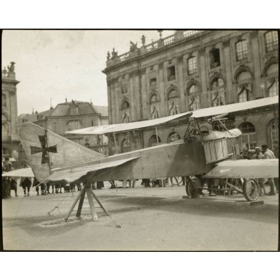 Albatros que j'ai descendu et contraint d'atterrir entre Nomeny et Létricourt. L'avion récupéré par les fantassins est exposé à Nancy sur la place Stanislas. J'ai été ce soir (3 août 15) avec mon pilote pour le voir. On voit nettement les trous faits par les balles de ma mitraillette. [légende d'origine]