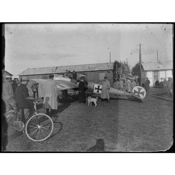 [Fokker ayant atterri au Plessis Belleville en octobre 1916].