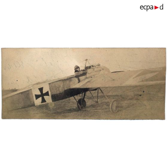 Lieutenant Luc-Pupat prenant son départ pour effectuer un vol sur Fokker ayant atterri au Plessis Belleville en octobre 1916. [légende d'origine]