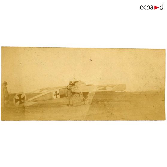 Lieutenant Luc-Pupat après avoir effectué un vol sur Fokker ayant atterri au Plessis Belleville en octobre 1916. [légende d'origine]