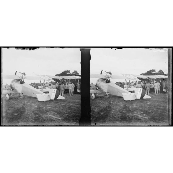 [Au premier plan, le Nieuport N2177, au deuxième plan un biplan allemand ramené au camp].