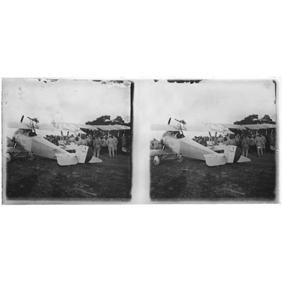 [Au premier plan, le Nieuport N2177. Au deuxième plan un biplan allemand ramené au camp].