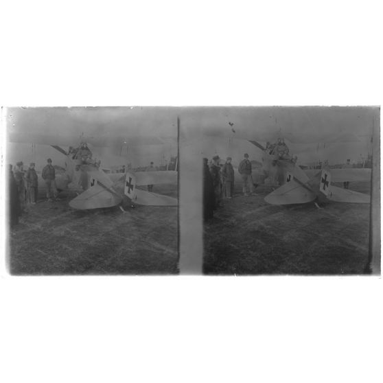 [Avion biplan allemand ramené au camp].