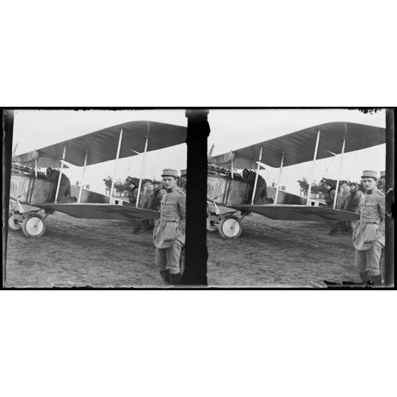[Avion biplan allemand ramené au camp].
