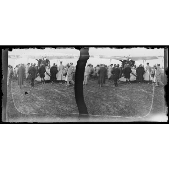 [Avion biplan allemand ramené au camp].