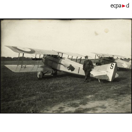 [Capitaine Luc Pupat appuyé contre son SPAD. Août 1917].
