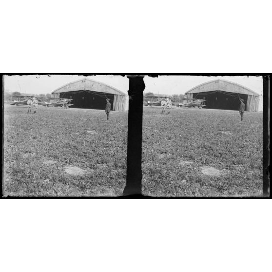 Hangars avec deux avions. [légende d'origine]