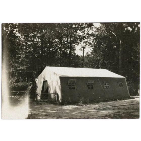Tente popote des officiers N. 79 et N. 153 à Bonneuil. [légende d'origine]