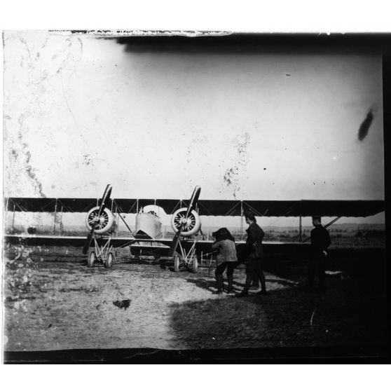 [Caudron 2 moteurs. Un photographe en prend un cliché avec un appareil posé sur un pied].