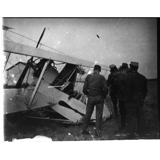 [Avion "Bayard", queue cassée, en plan rapproché].
