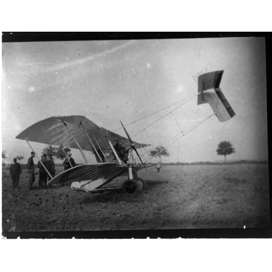 [Avion "Bayard", queue cassée, en plan général].