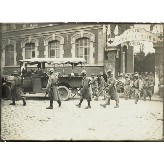 [Funérailles du caporal Lamarche, escadrille N.79, tué le 13 juillet [1917] au cours d'un vol d'acrobatie en l'honneur du 410e d'infanterie].