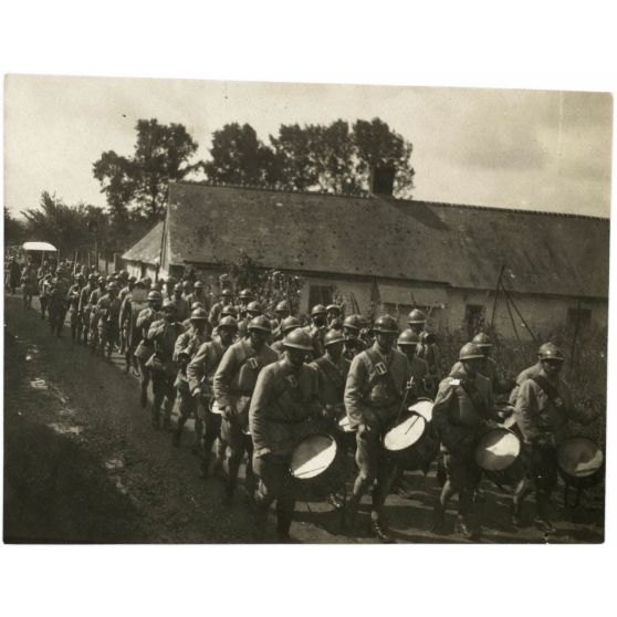 [Funérailles du caporal Lamarche, escadrille N.79, tué le 13 juillet [1917] au cours d'un vol d'acrobatie en l'honneur du 410e d'infanterie].