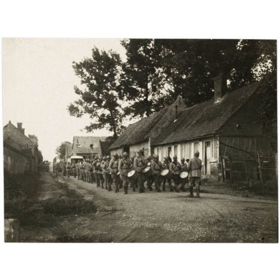[Funérailles du caporal Lamarche, escadrille N.79, tué le 13 juillet [1917] au cours d'un vol d'acrobatie en l'honneur du 410e d'infanterie].