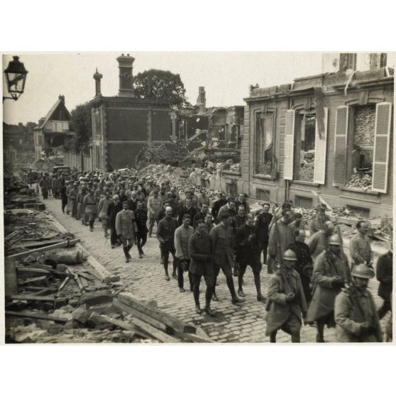 [Funérailles du caporal Lamarche, escadrille N.79, tué le 13 juillet [1917] au cours d'un vol d'acrobatie en l'honneur du 410e d'infanterie].