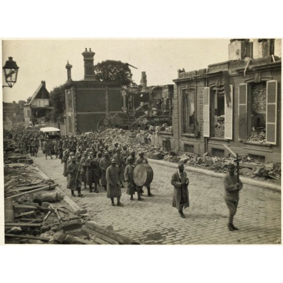 [Funérailles du caporal Lamarche, escadrille N.79, tué le 13 juillet [1917] au cours d'un vol d'acrobatie en l'honneur du 410e d'infanterie].