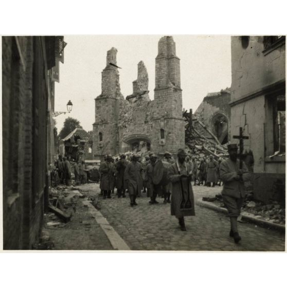 [Funérailles du caporal Lamarche, escadrille N.79, tué le 13 juillet [1917] au cours d'un vol d'acrobatie en l'honneur du 410e d'infanterie].