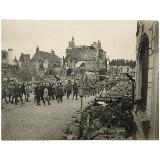 [Funérailles du caporal Lamarche, escadrille N.79, tué le 13 juillet [1917] au cours d'un vol d'acrobatie en l'honneur du 410e d'infanterie].