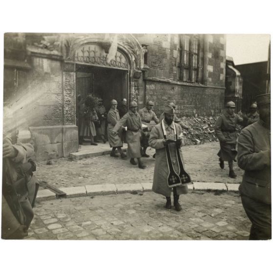 [Funérailles du caporal Lamarche, escadrille N.79, tué le 13 juillet [1917] au cours d'un vol d'acrobatie en l'honneur du 410e d'infanterie].