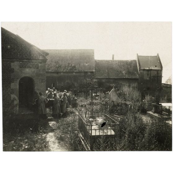 [Funérailles du caporal Lamarche, escadrille N.79, tué le 13 juillet [1917] au cours d'un vol d'acrobatie en l'honneur du 410e d'infanterie].