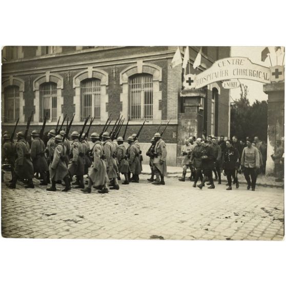 [Funérailles du caporal Lamarche, escadrille N.79, tué le 13 juillet [1917] au cours d'un vol d'acrobatie en l'honneur du 410e d'infanterie].