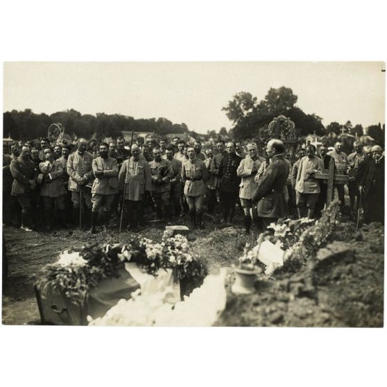 [Funérailles du caporal Lamarche, escadrille N.79, tué le 13 juillet [1917] au cours d'un vol d'acrobatie en l'honneur du 410e d'infanterie].