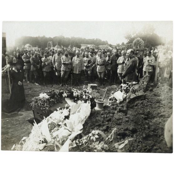 [Funérailles du caporal Lamarche, escadrille N.79, tué le 13 juillet [1917] au cours d'un vol d'acrobatie en l'honneur du 410e d'infanterie].