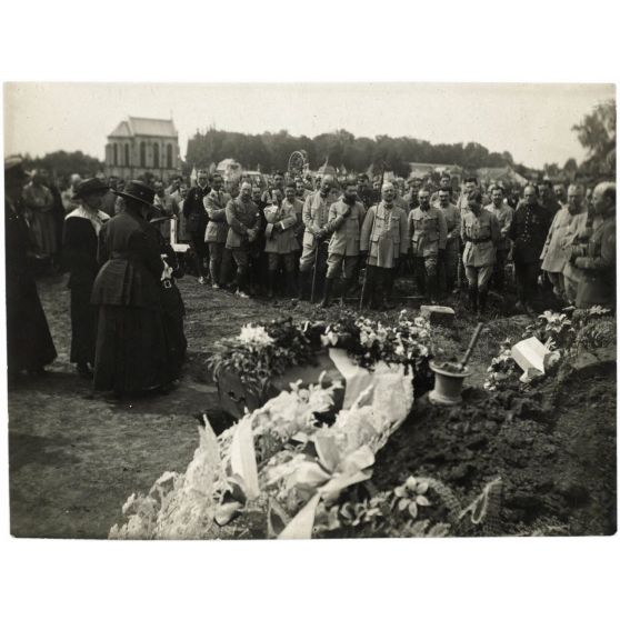 [Funérailles du caporal Lamarche, escadrille N.79, tué le 13 juillet [1917] au cours d'un vol d'acrobatie en l'honneur du 410e d'infanterie].