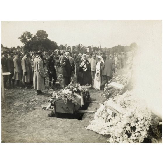 [Funérailles du caporal Lamarche, escadrille N.79, tué le 13 juillet [1917] au cours d'un vol d'acrobatie en l'honneur du 410e d'infanterie].