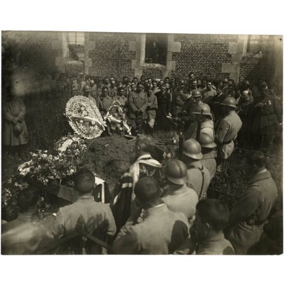 [Funérailles du caporal Lamarche, escadrille N.79, tué le 13 juillet [1917] au cours d'un vol d'acrobatie en l'honneur du 410e d'infanterie].