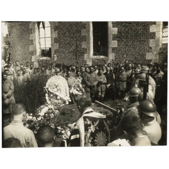 [Funérailles du caporal Lamarche, escadrille N.79, tué le 13 juillet [1917] au cours d'un vol d'acrobatie en l'honneur du 410e d'infanterie].