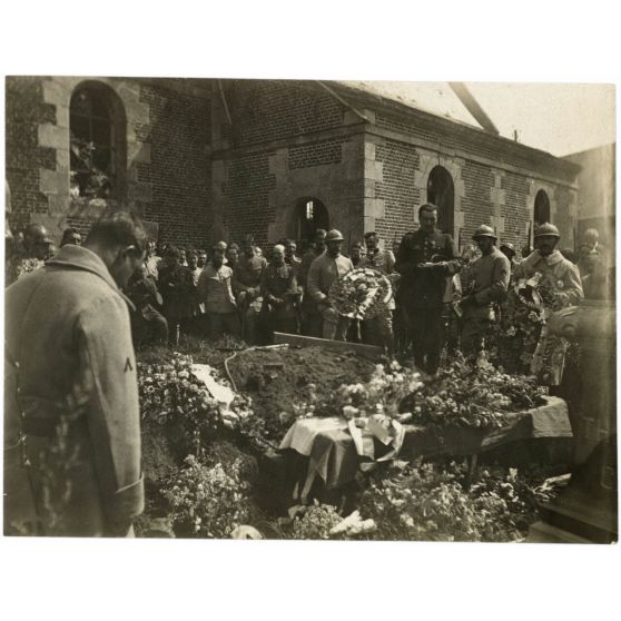 [Funérailles du caporal Lamarche, escadrille N.79, tué le 13 juillet [1917] au cours d'un vol d'acrobatie en l'honneur du 410e d'infanterie].
