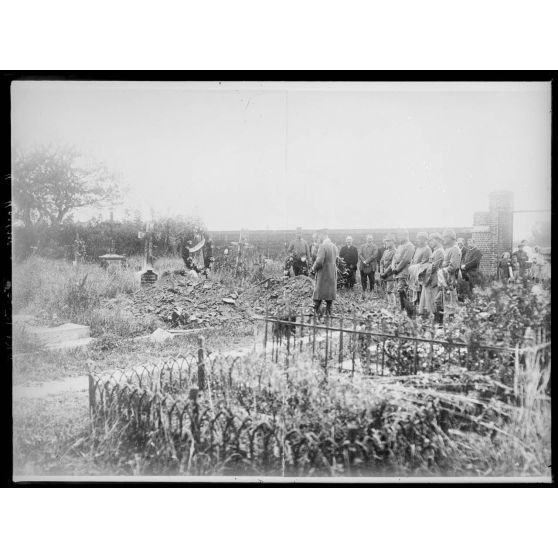 [Funérailles du caporal Lamarche : mise en terre au cimetière].
