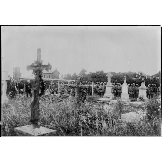 [Funérailles du caporal Lamarche : enterrement au cimetière].