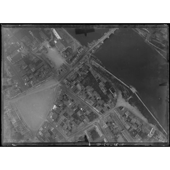 [Photographie aérienne de la ville et d’un pont à Pont-à-Mousson].