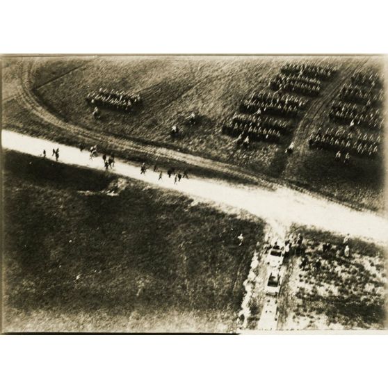 [Photographie aérienne d'une revue de troupes dans une plaine].