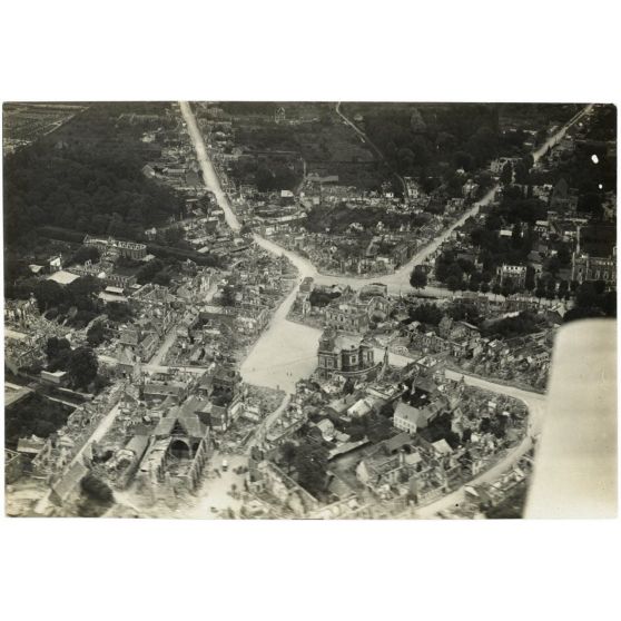 [Photographie aérienne d’une ville en ruine dévastée par les bombardements].