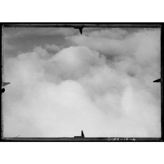 [Photographie aérienne avec  nuages].