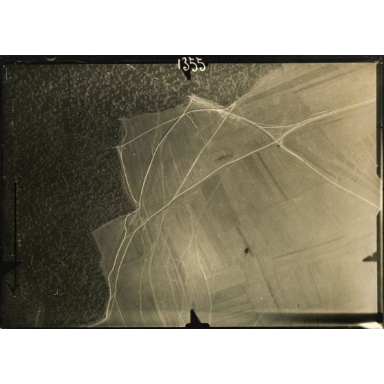 Photographie aérienne numéro 1355. Bois de Mortmare. [légende d'origine]