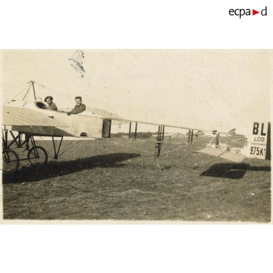 Lieutenant Luc-Pupat sur Blériot [XI-2] à l'école d'Avord. [légende d'origine]