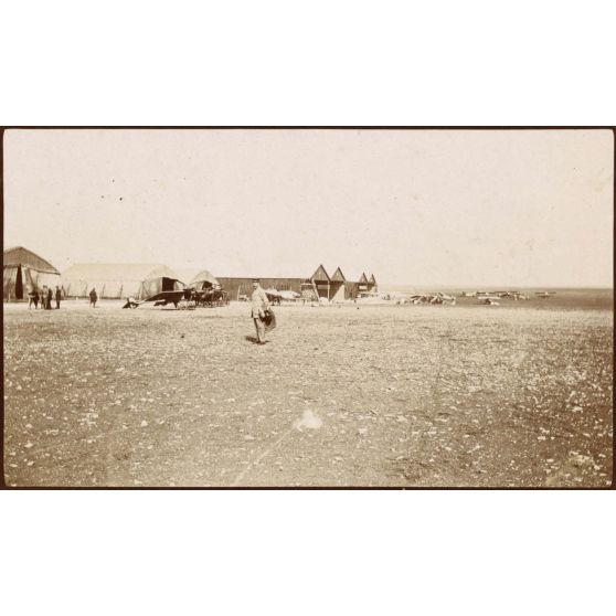 Ecole d'Avord. Les hangars. [légende d'origine]