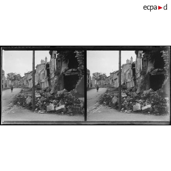 [Verdun. Une rue avec des maisons en ruine].